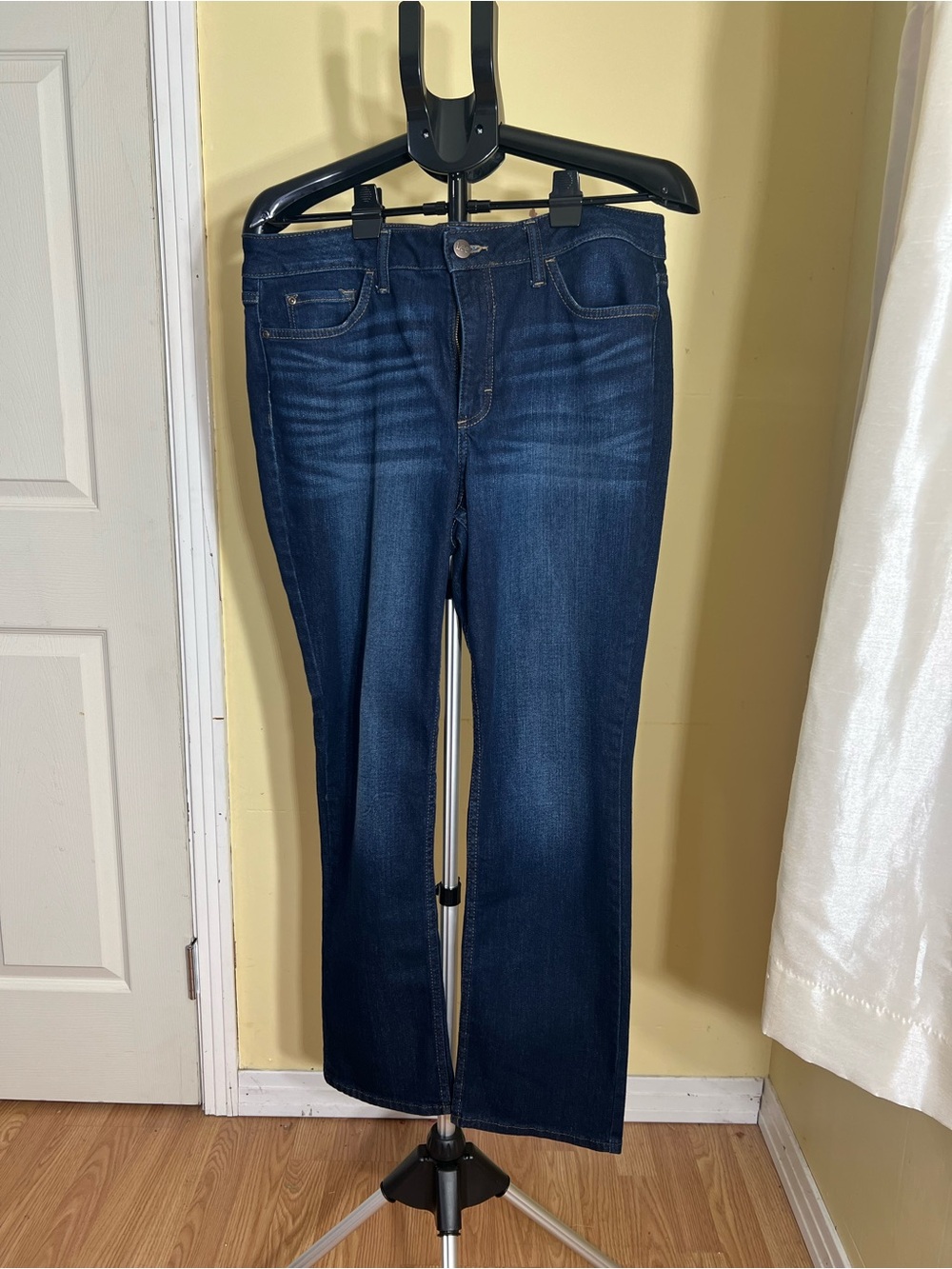 Lee Women’s Regular Fit Straight Leg Mid-Rise Jeans – Size 14M